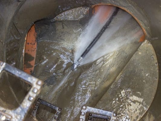 Промывка труб водой