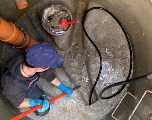 Чистка канализационного колодца