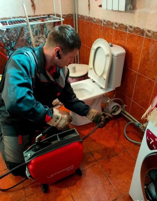 Прочистка трубы унитаза
