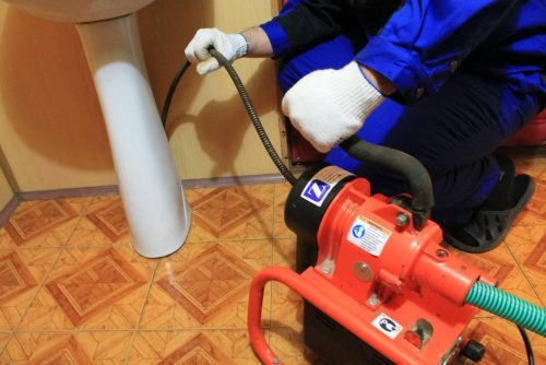 Прочистка труб умывальника в ванной комнате
