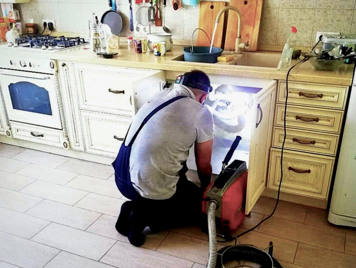 Механическая прочистка труб раковины на кухне